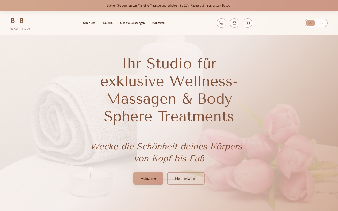 Startseite von BeautyBody Chemnitz mit Handtuch, Kerze und Tulpen in warmen Rosétönen.